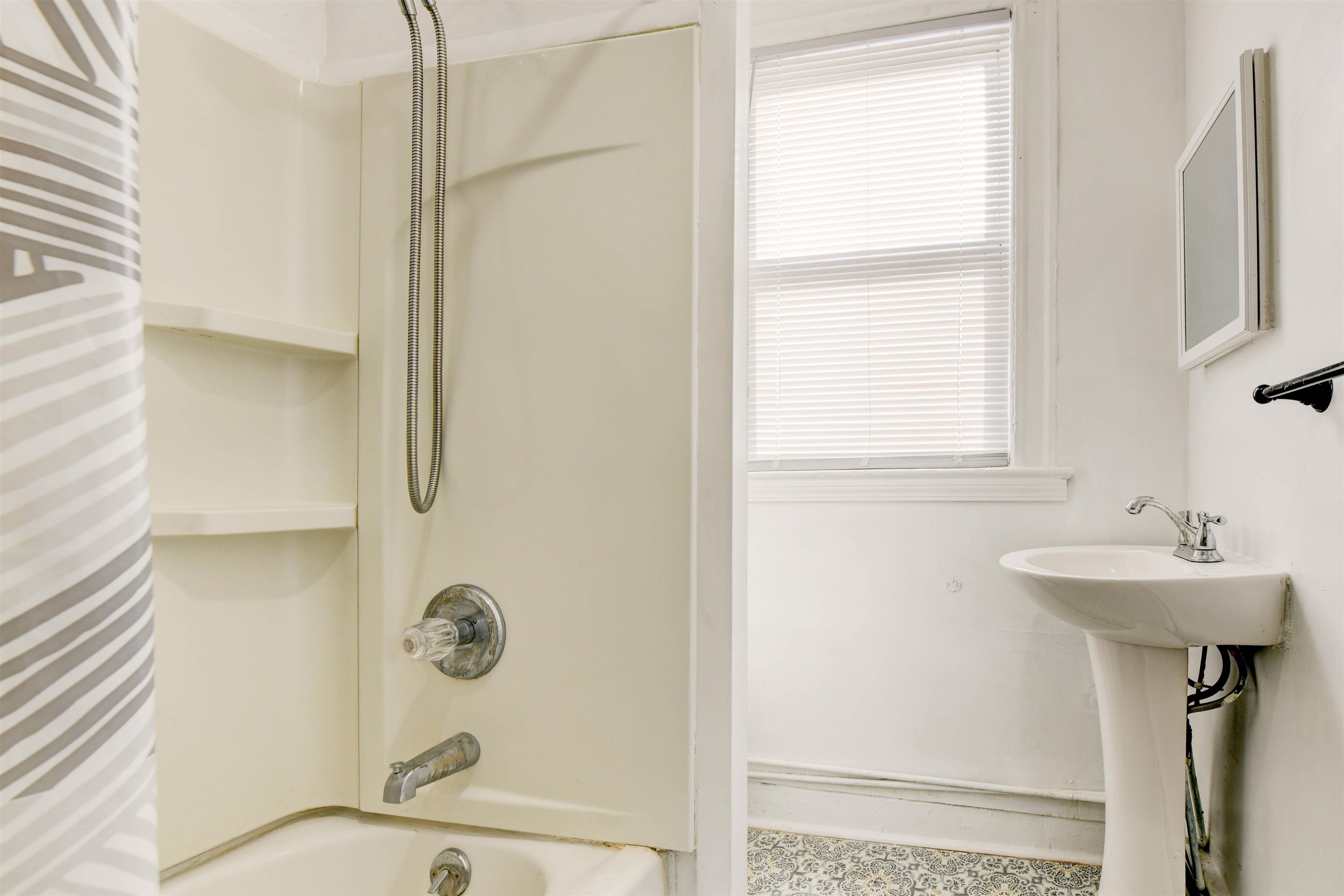 200 NUNDA AVE Unit: 1R