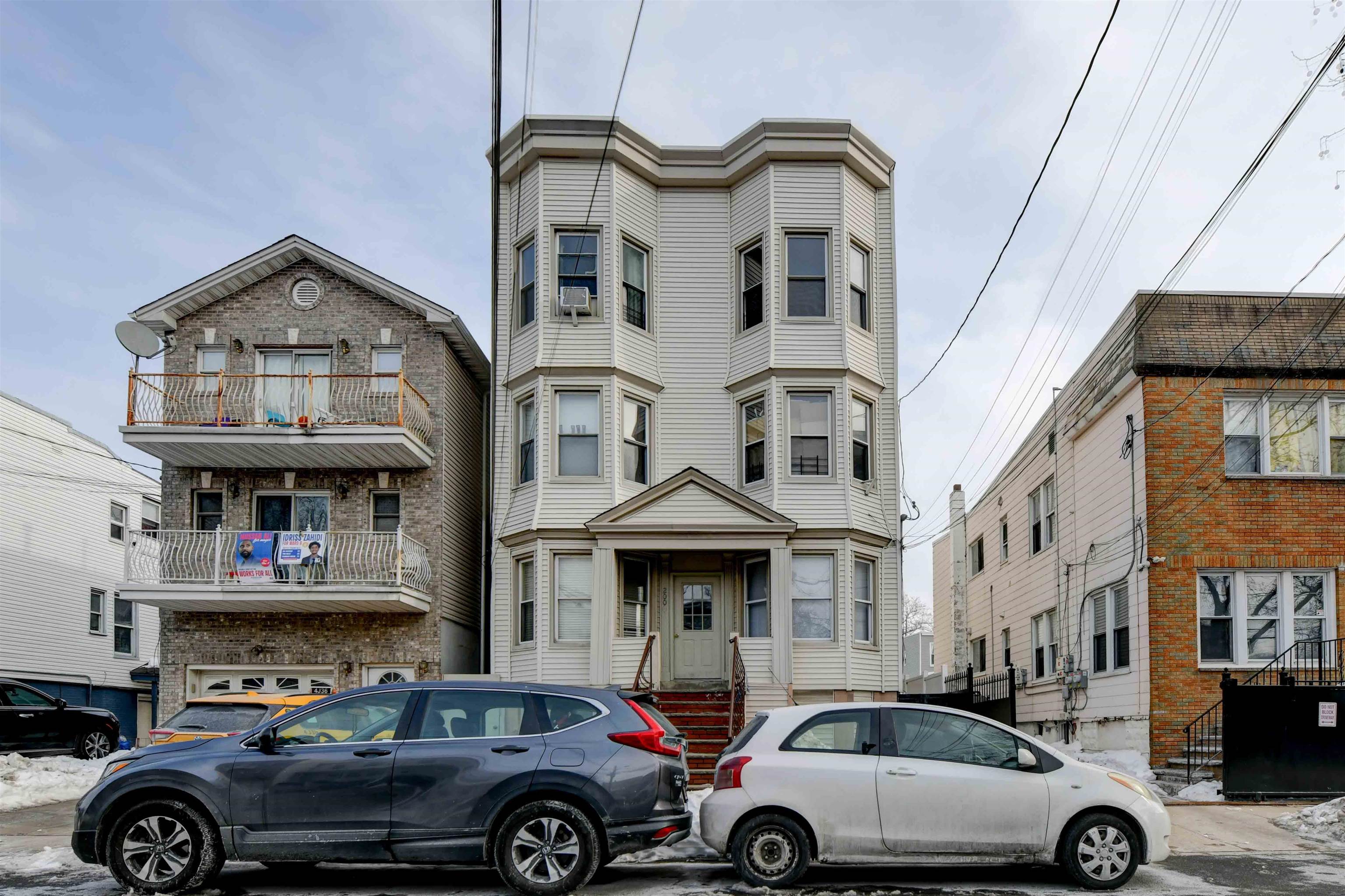200 NUNDA AVE Unit: 1R