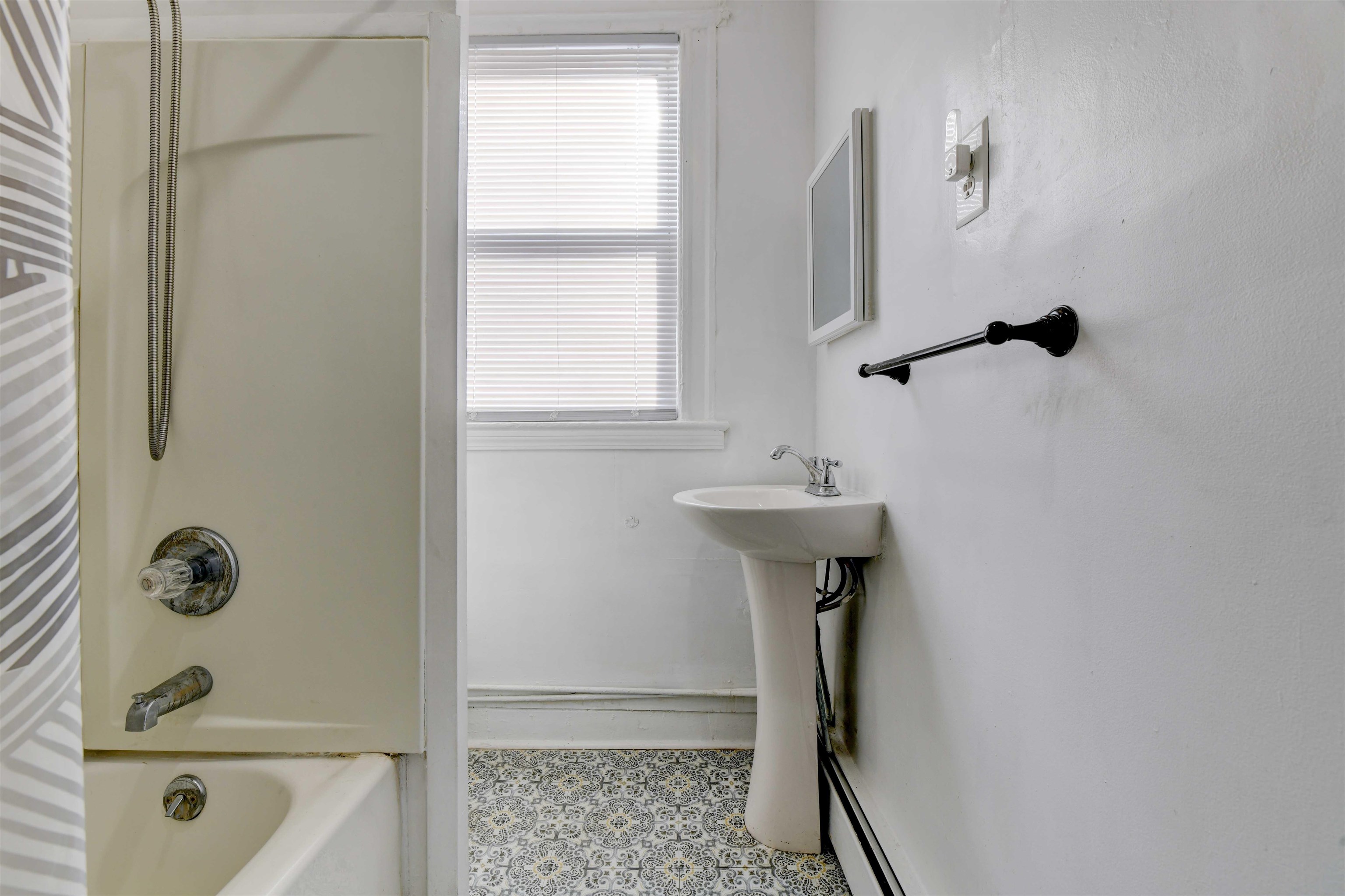 200 NUNDA AVE Unit: 1R