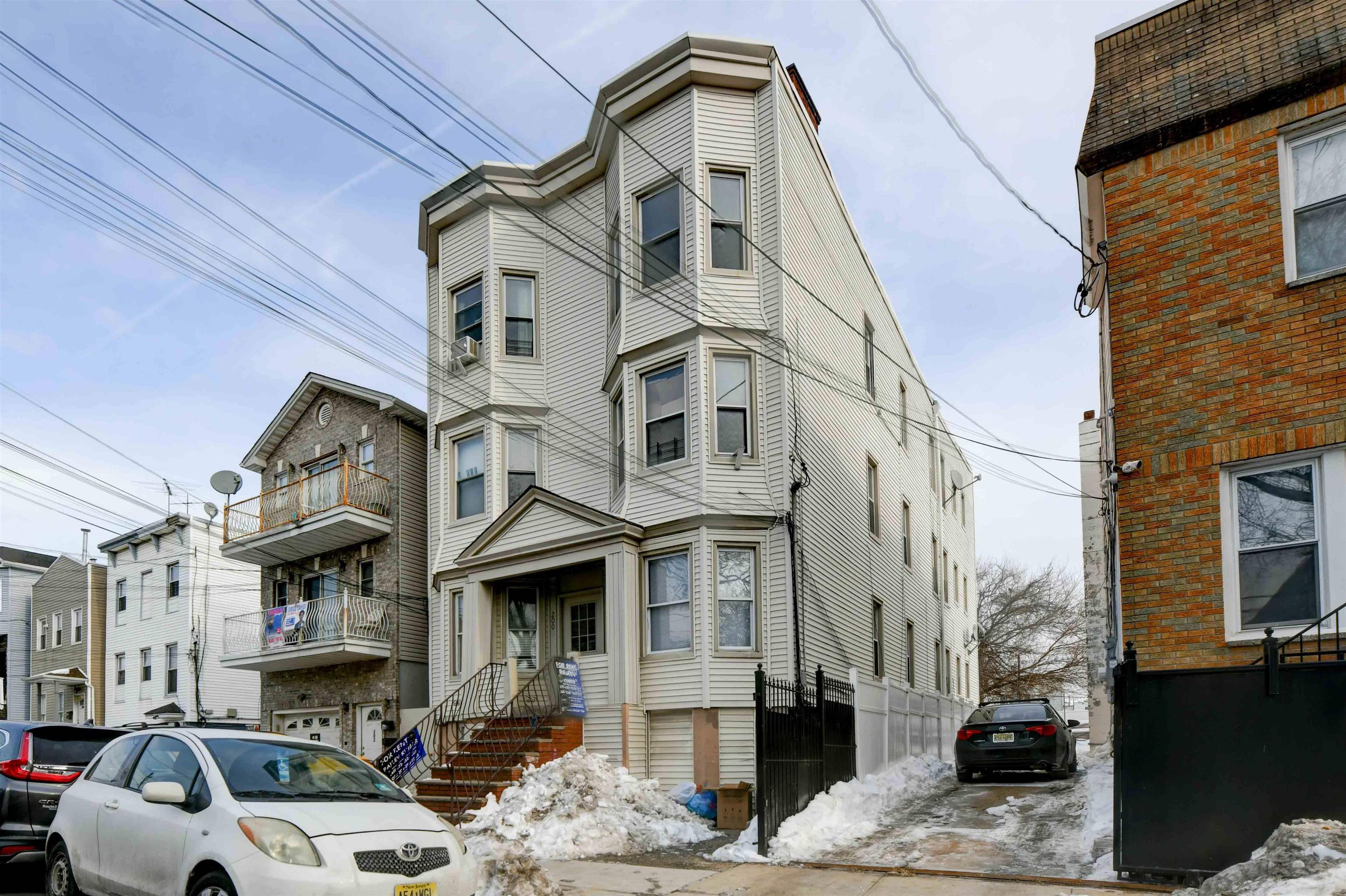200 NUNDA AVE Unit: 1R