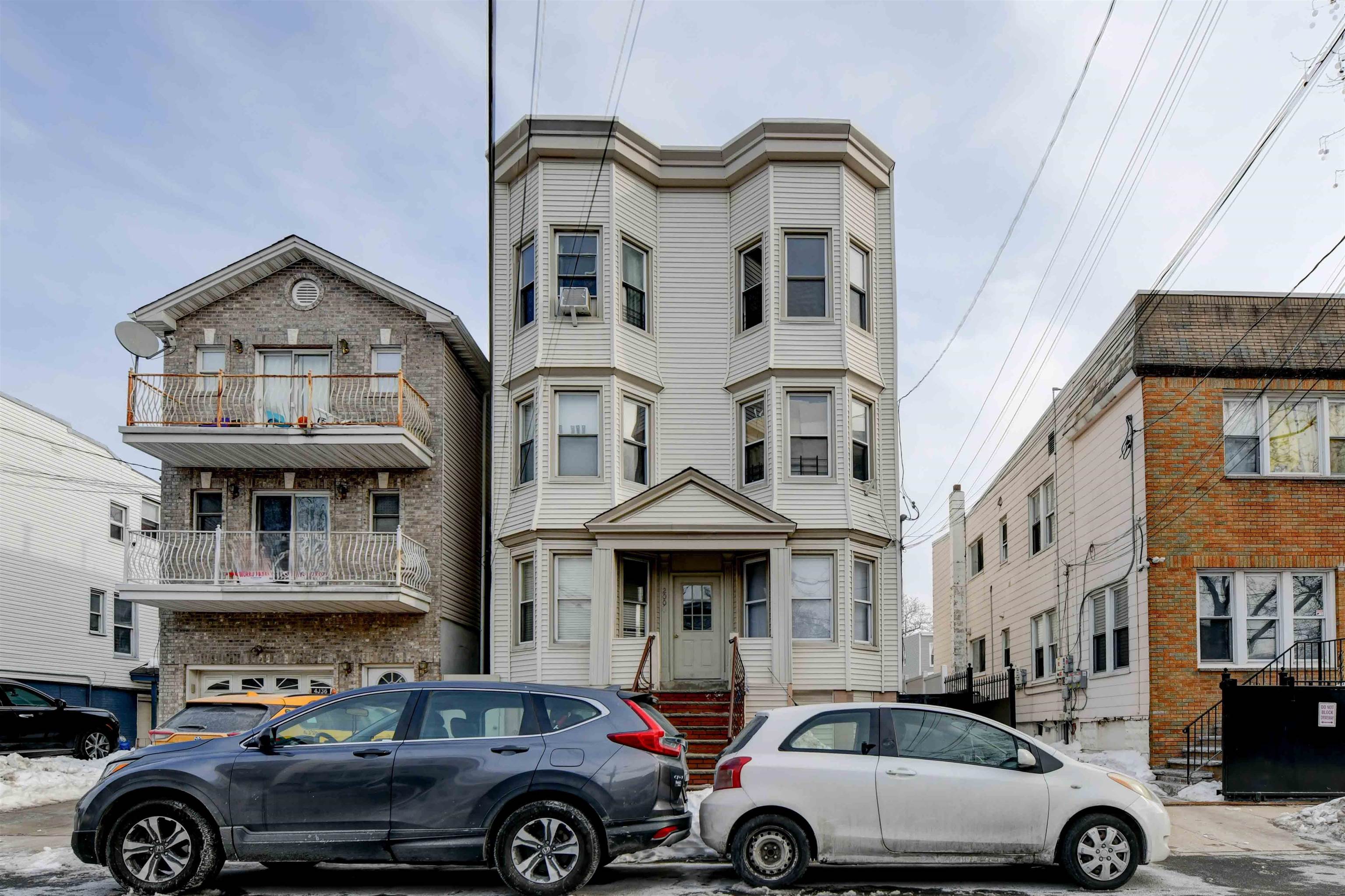 200 NUNDA AVE Unit: 1R
