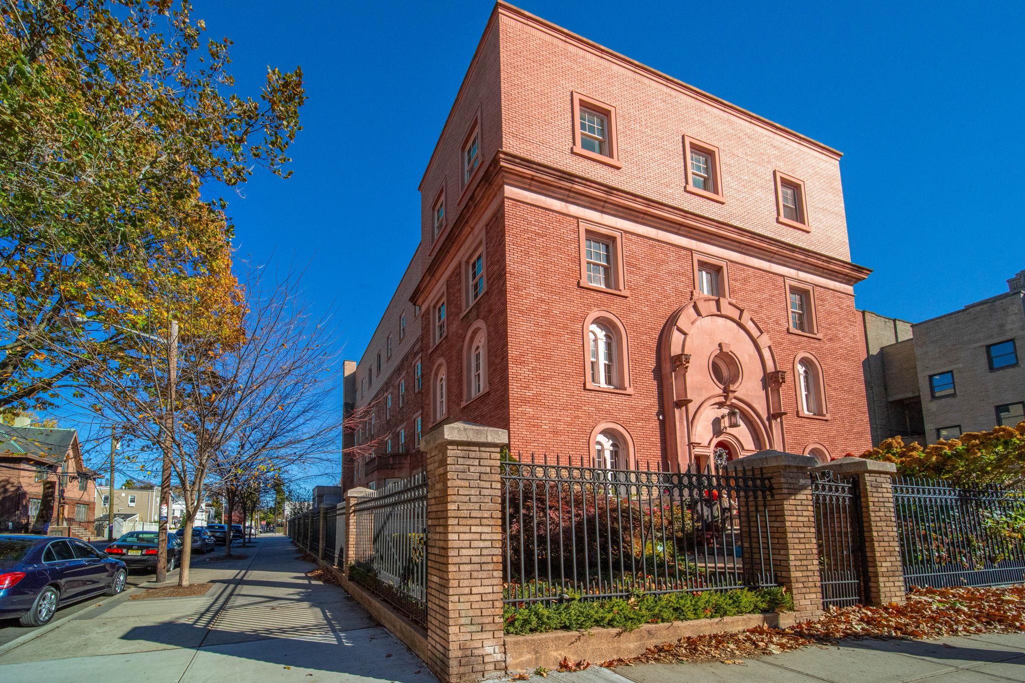 126 DELAWARE AVE Unit: 8