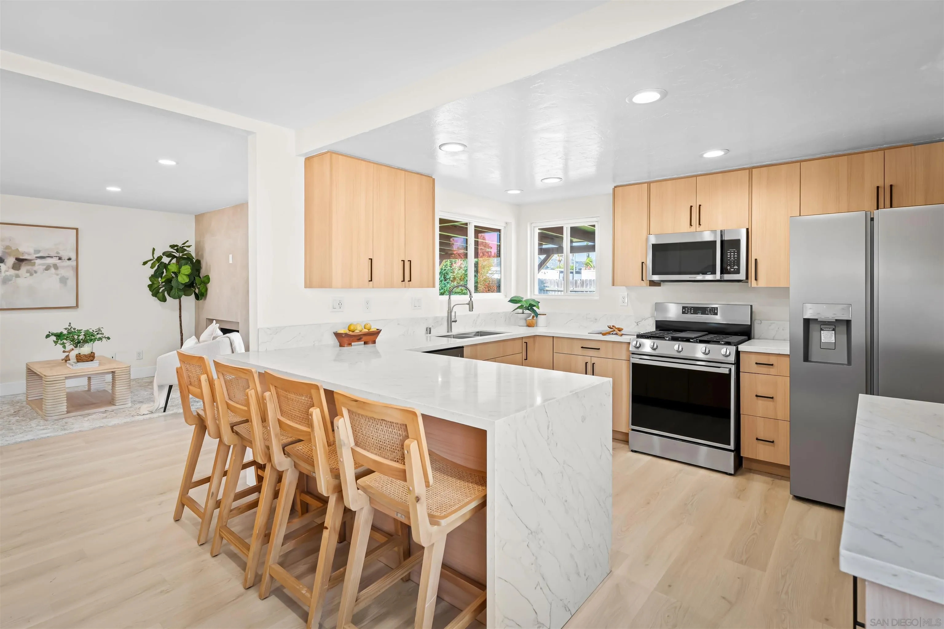 1414 Leslie Ct