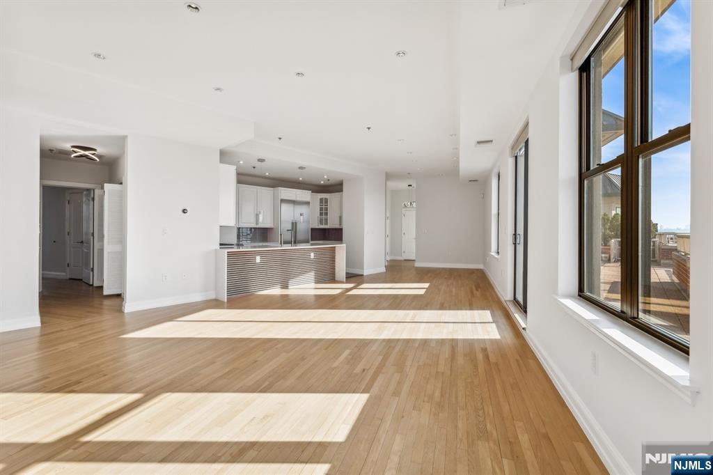 415 Newark PH2