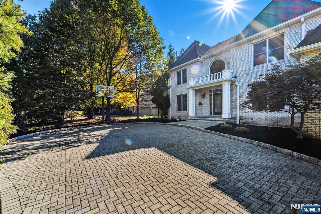 32 Moeser Place