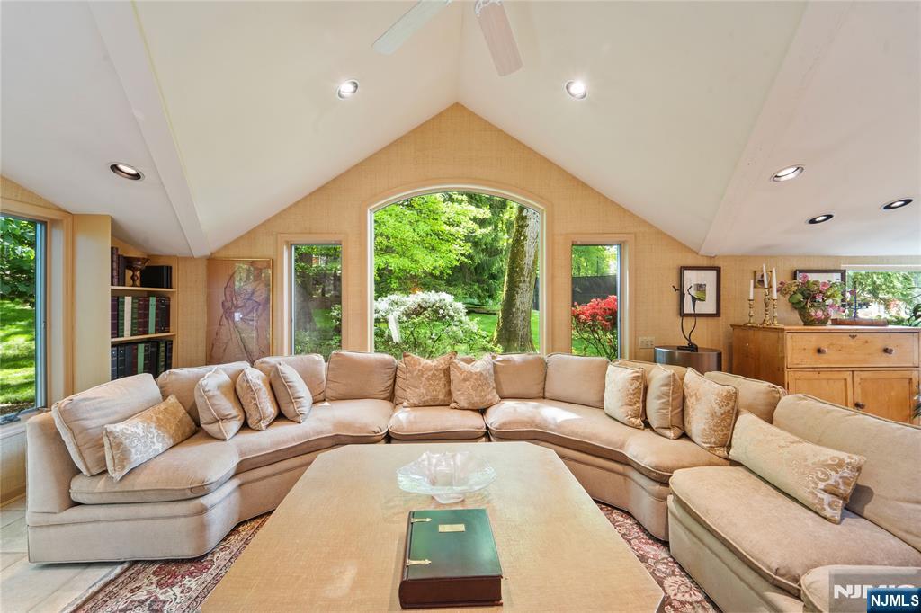 2 Canterbury Court