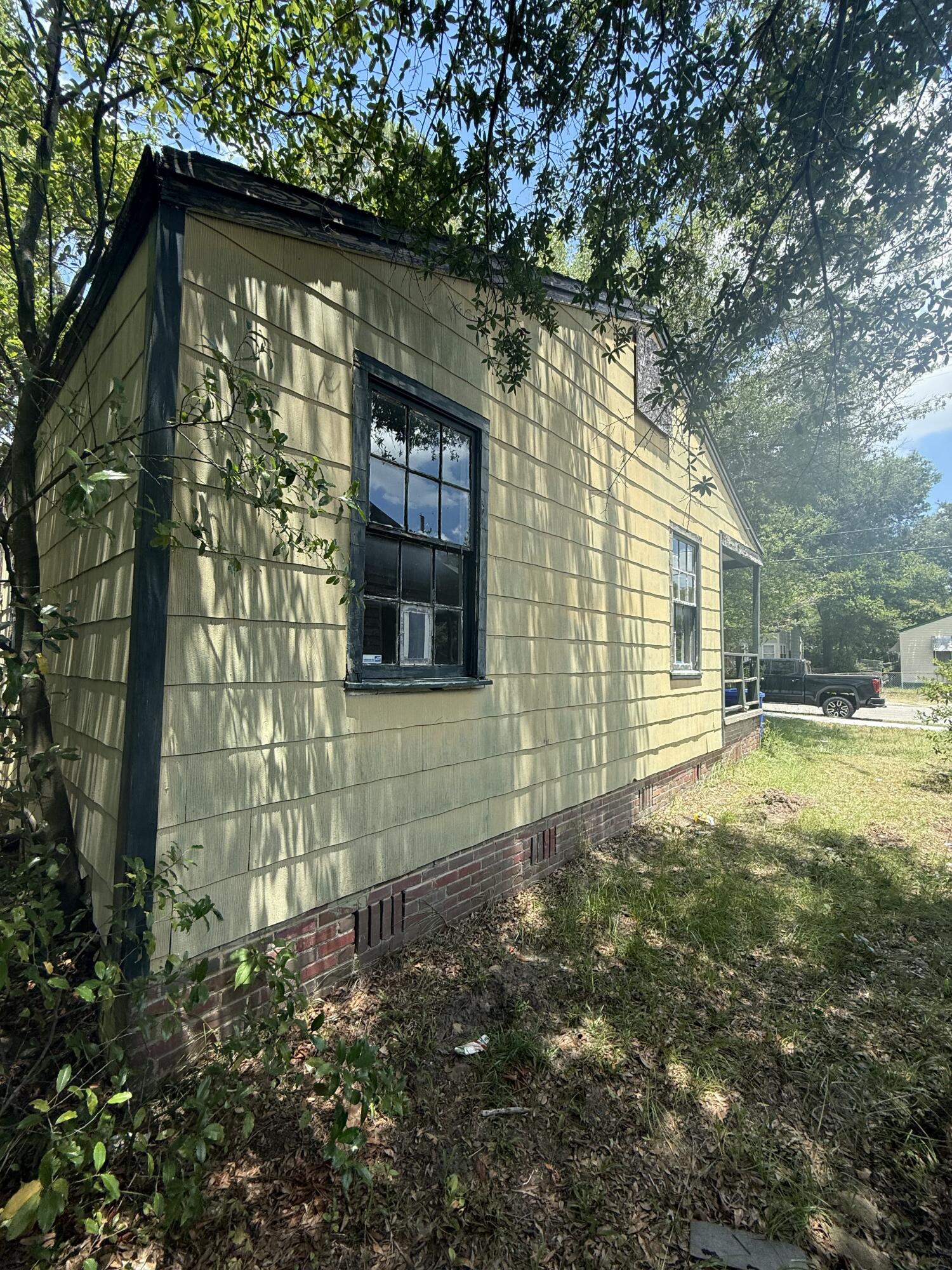 2738 W Surrey Drive