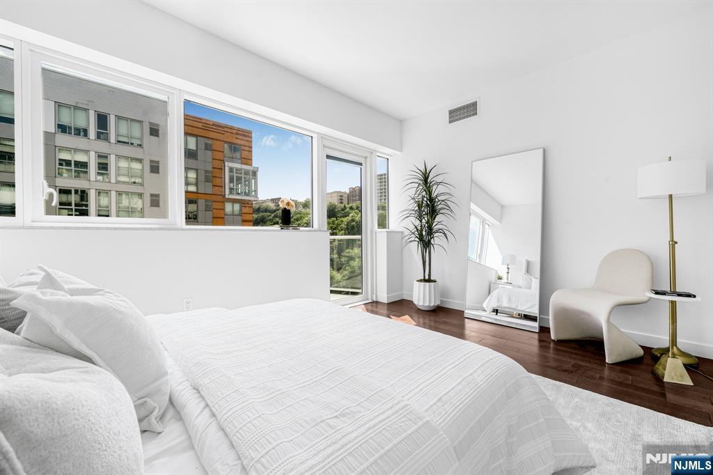 800 Ave At Port Imperial Boulevard 821