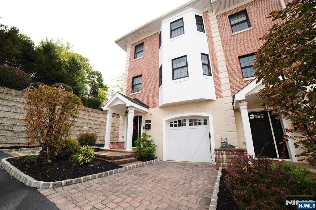 4 Central Avenue E