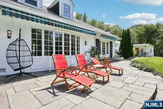 18 Pepperidge Tree Terrace