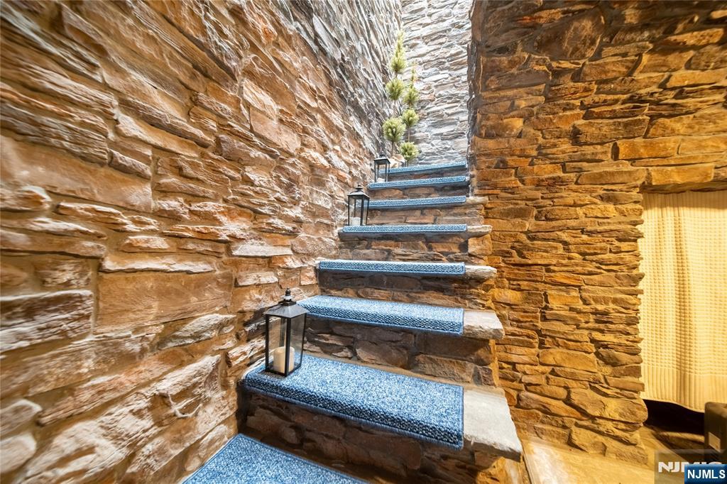 18 Pepperidge Tree Terrace