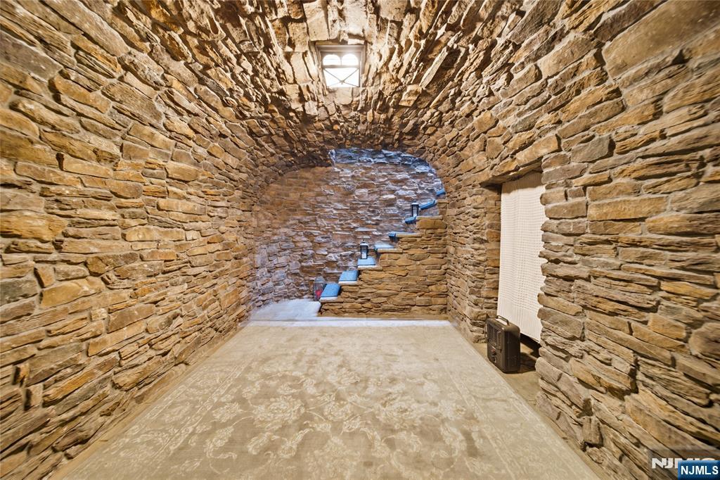 18 Pepperidge Tree Terrace