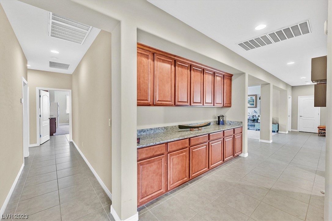 7292 White Bloom Avenue