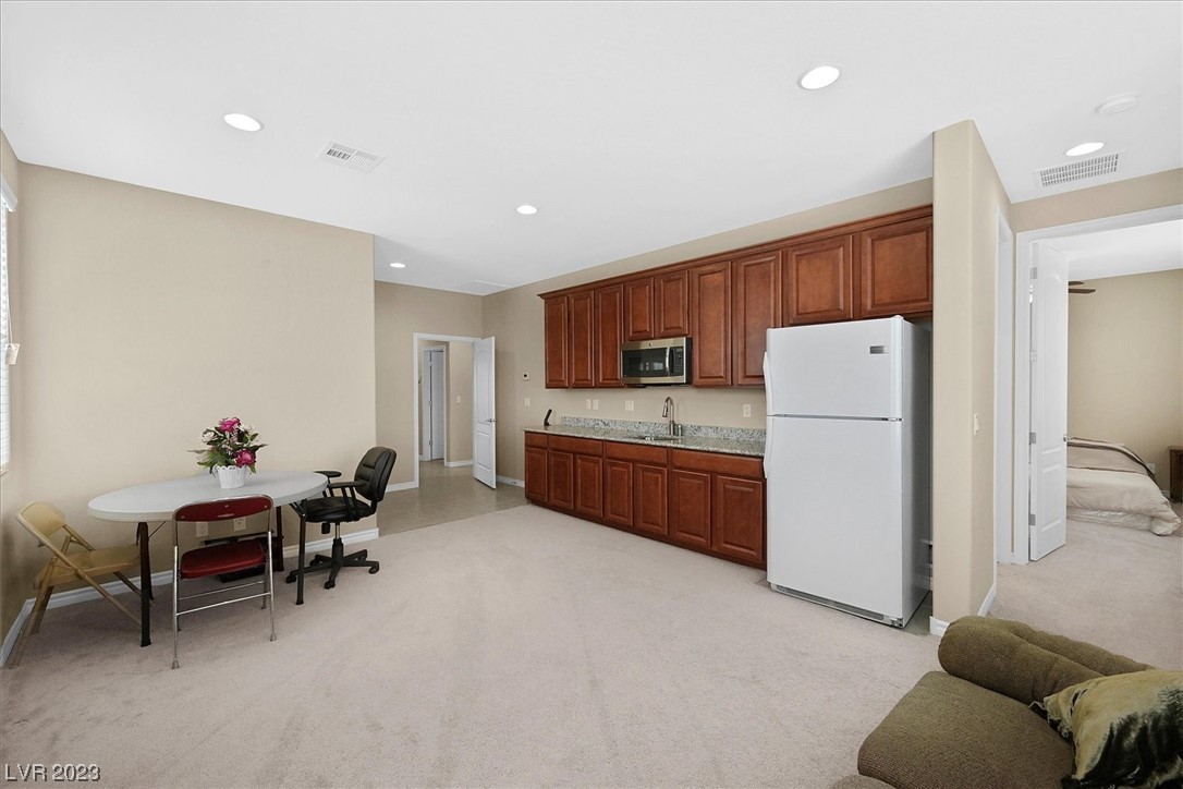 7292 White Bloom Avenue