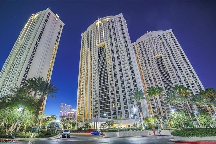 135 HARMON Avenue 901