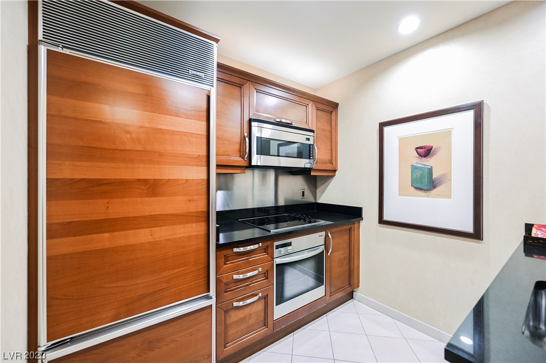 135 HARMON Avenue 901