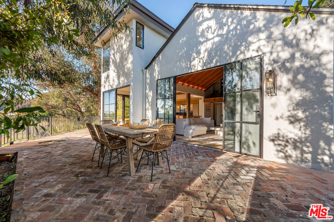 3351 Deronda Dr