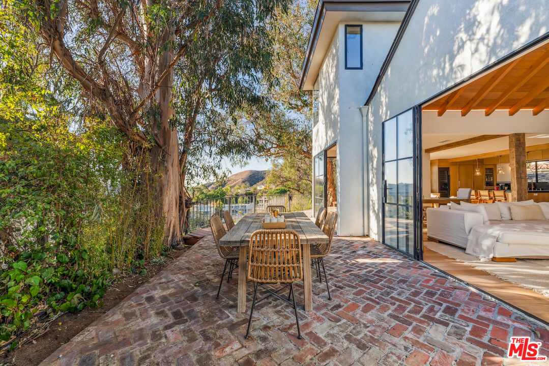 3351 Deronda Dr