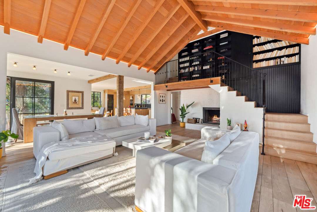 3351 Deronda Dr