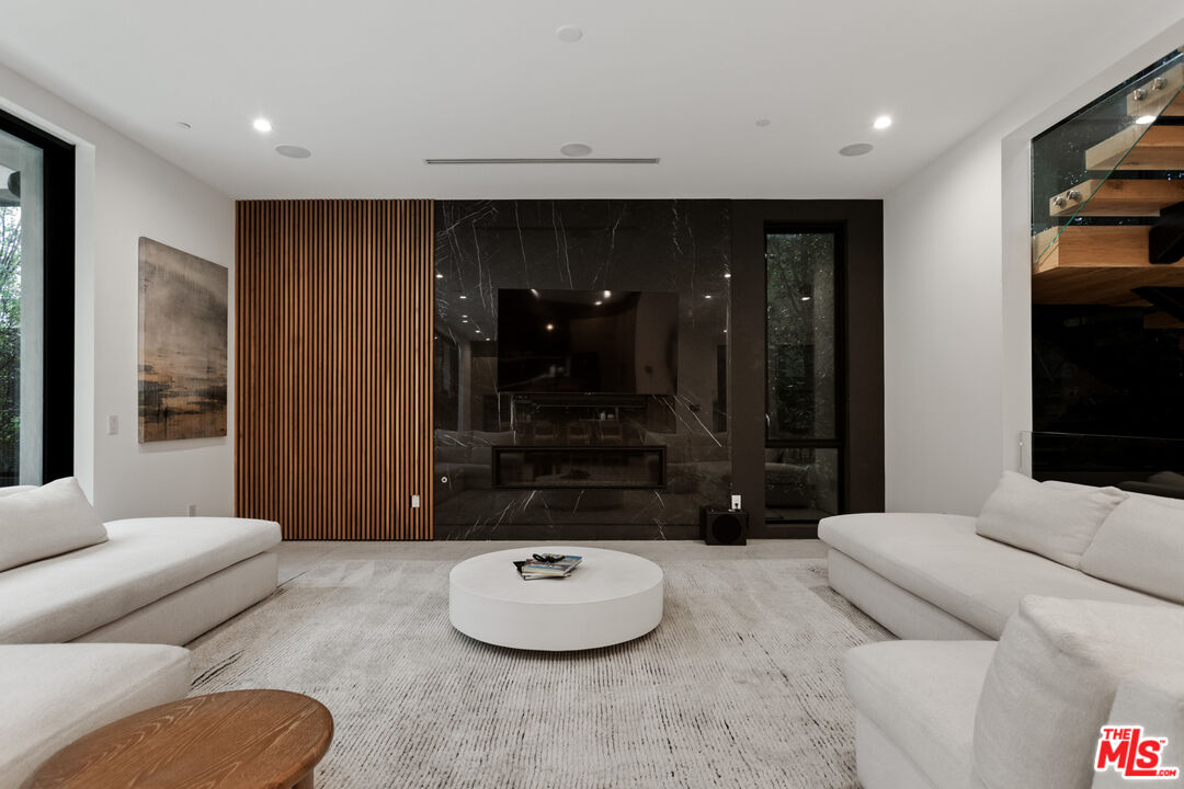 356 N La Jolla Ave