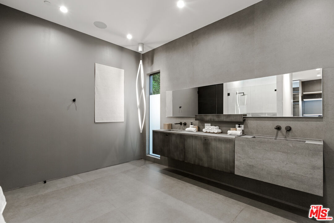 356 N La Jolla Ave
