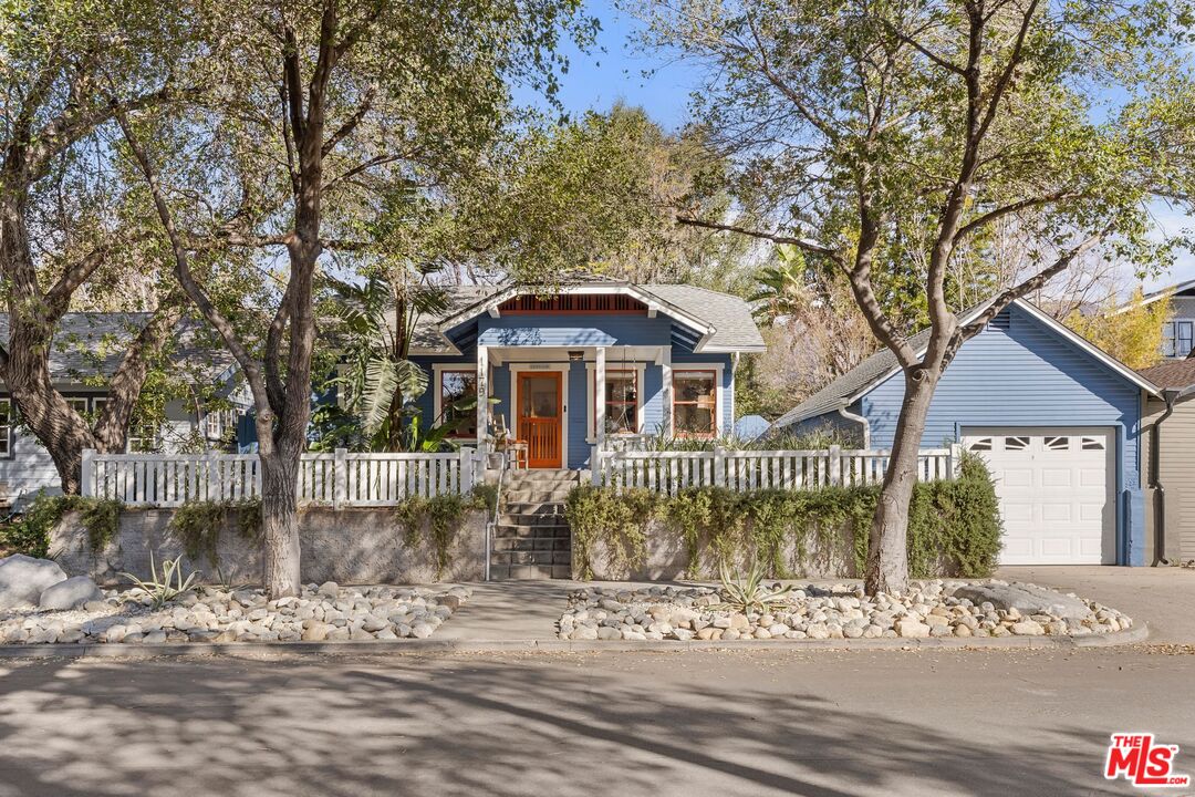 1179 E Claremont St