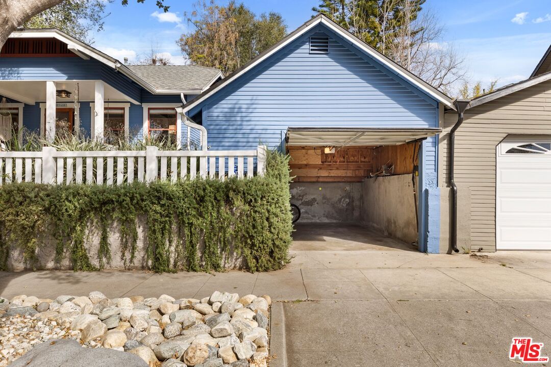 1179 E Claremont St