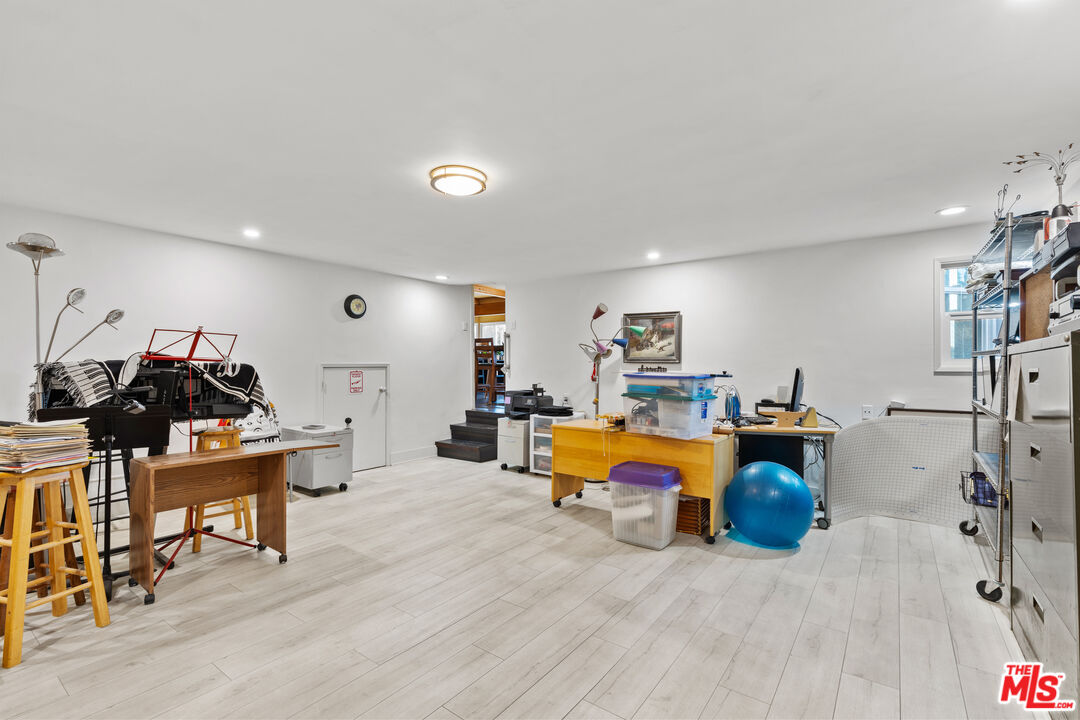 2768 Fyler Pl