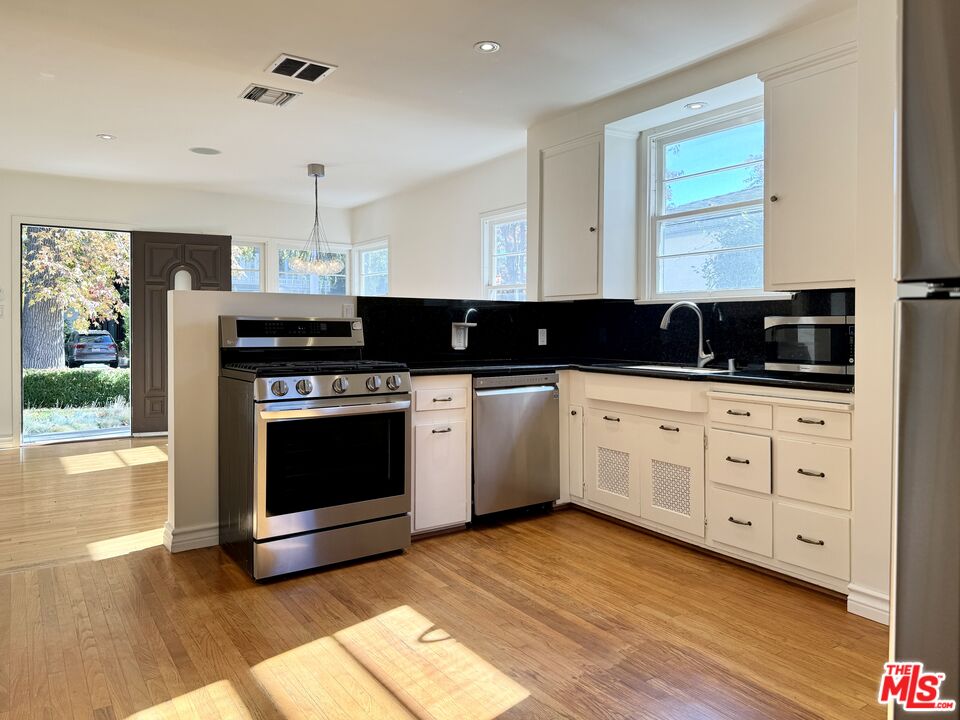 4555 Van Noord Ave