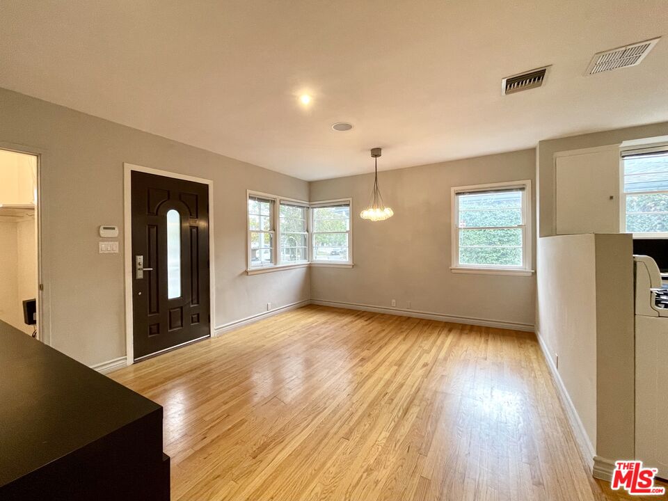 4555 Van Noord Ave