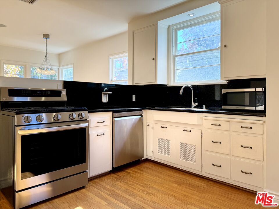 4555 Van Noord Ave