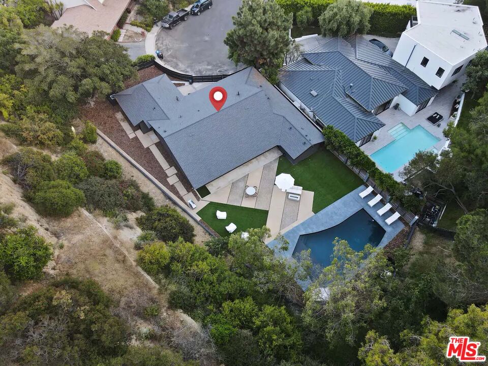 9289 Swallow Dr