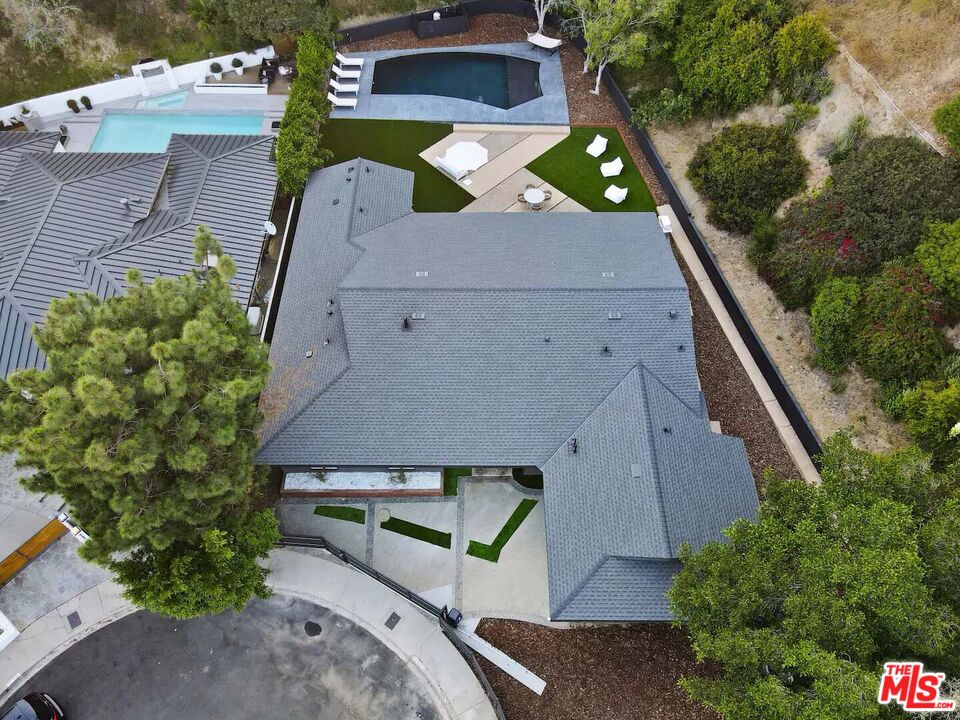 9289 Swallow Dr
