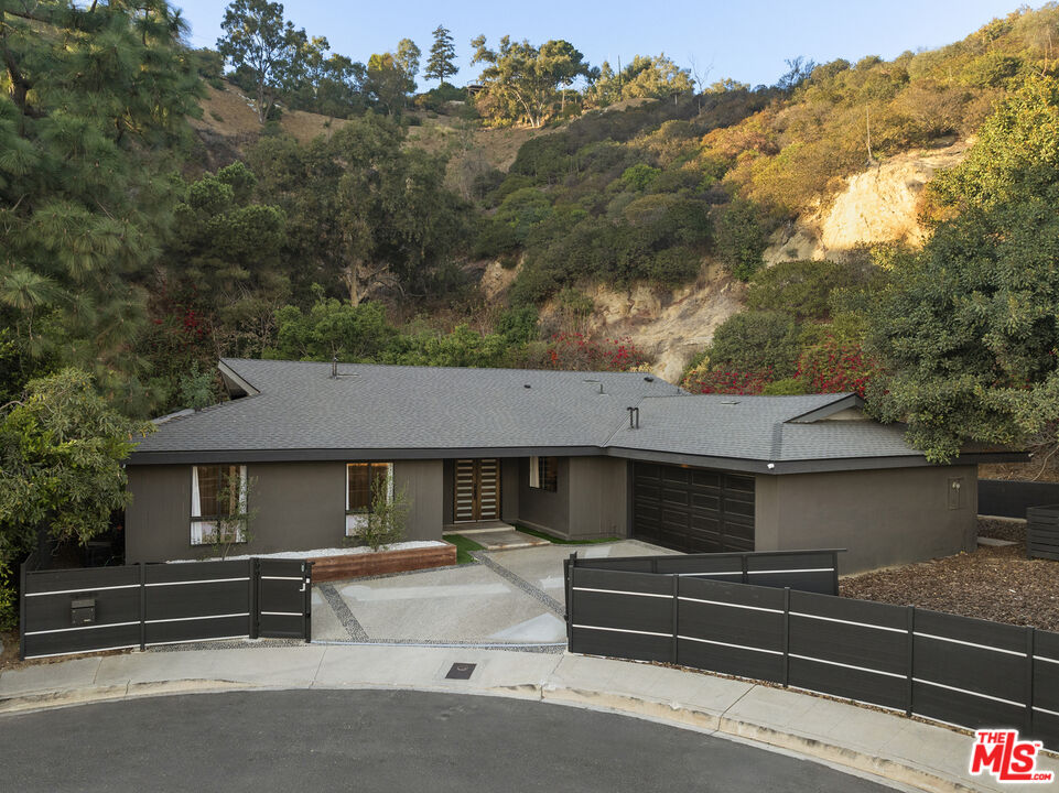 9289 Swallow Dr