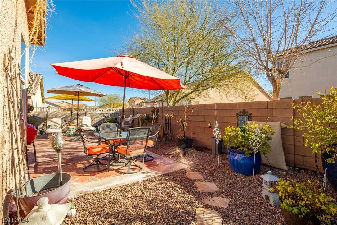 1076 Crescent Falls Street