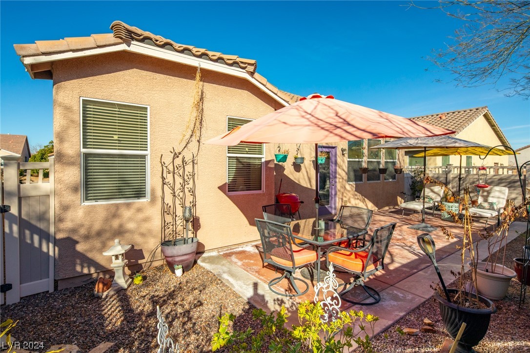 1076 Crescent Falls Street