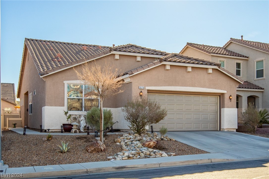 1076 Crescent Falls Street