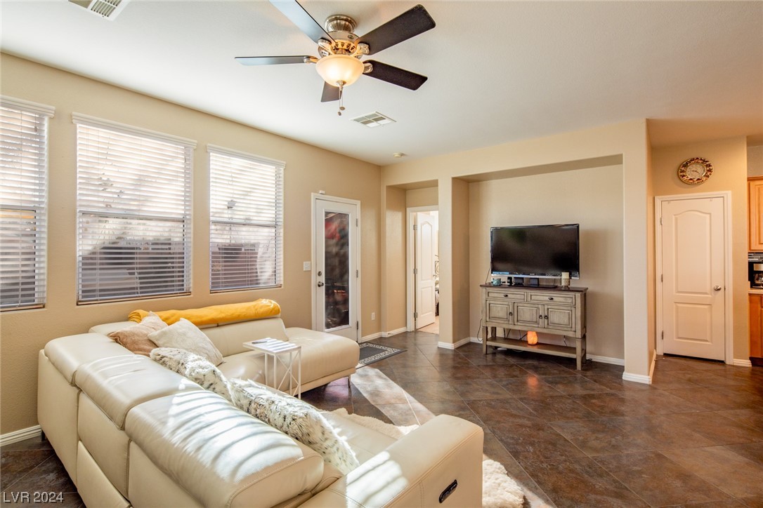 1076 Crescent Falls Street