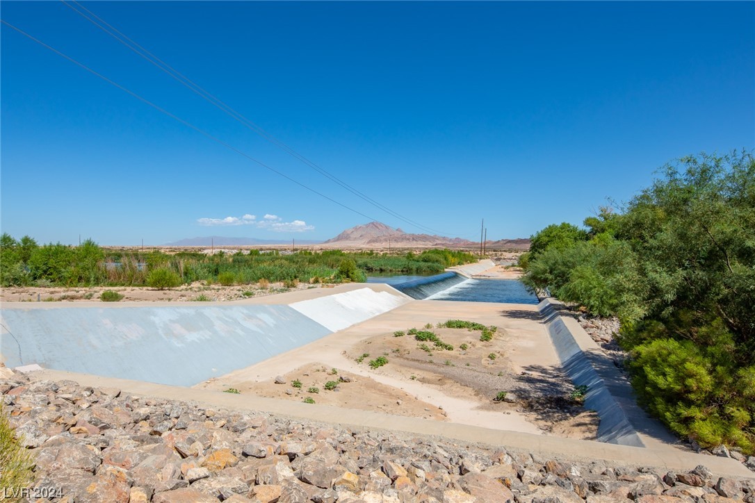 1076 Crescent Falls Street