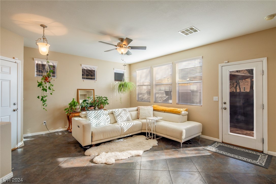 1076 Crescent Falls Street