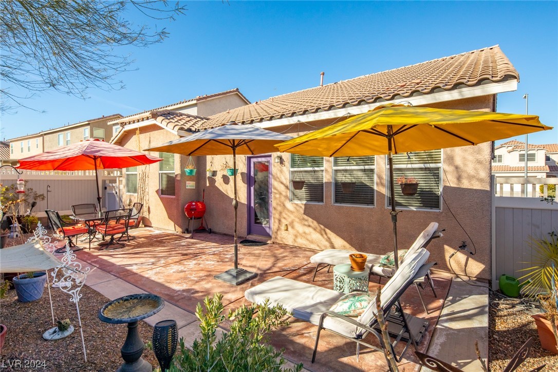 1076 Crescent Falls Street