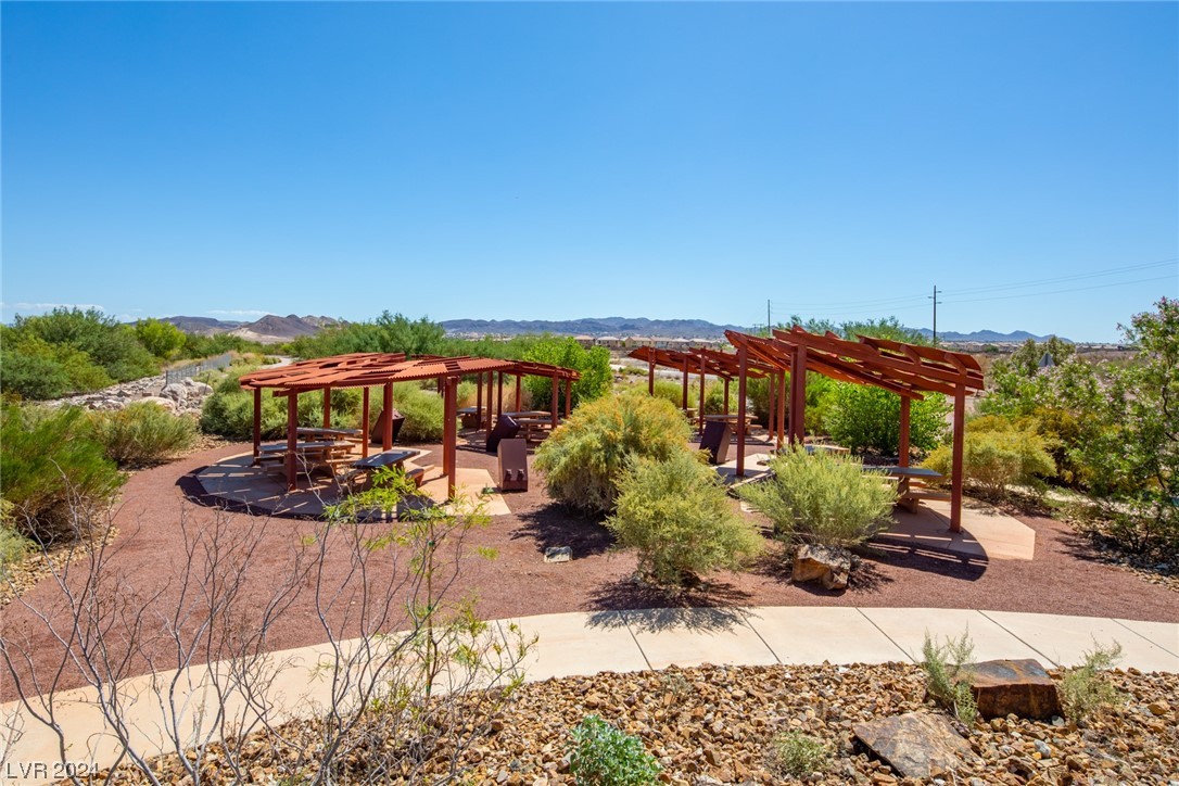 1076 Crescent Falls Street