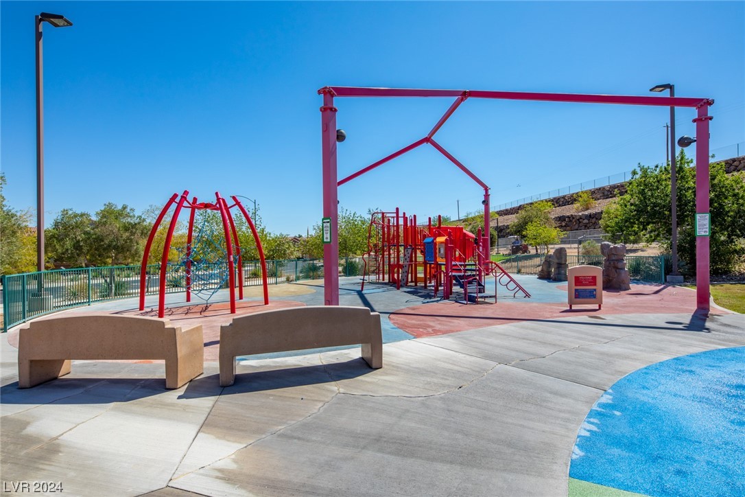 1076 Crescent Falls Street