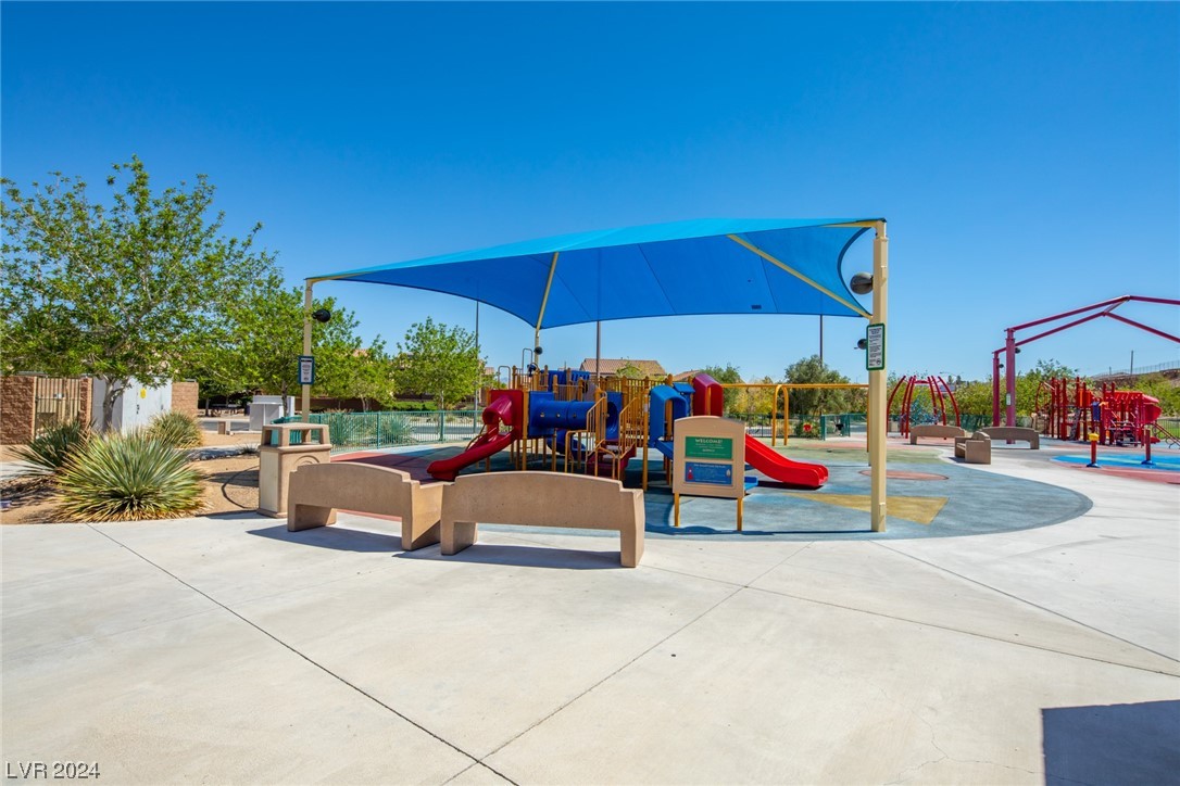 1076 Crescent Falls Street