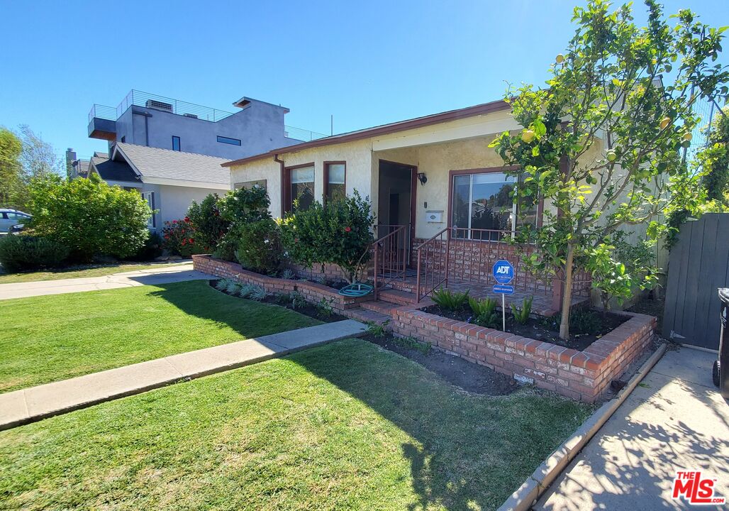3461 Redwood Ave
