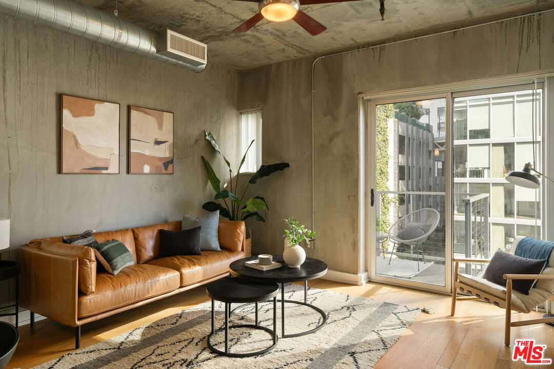 645 W 9th St Unit: 524