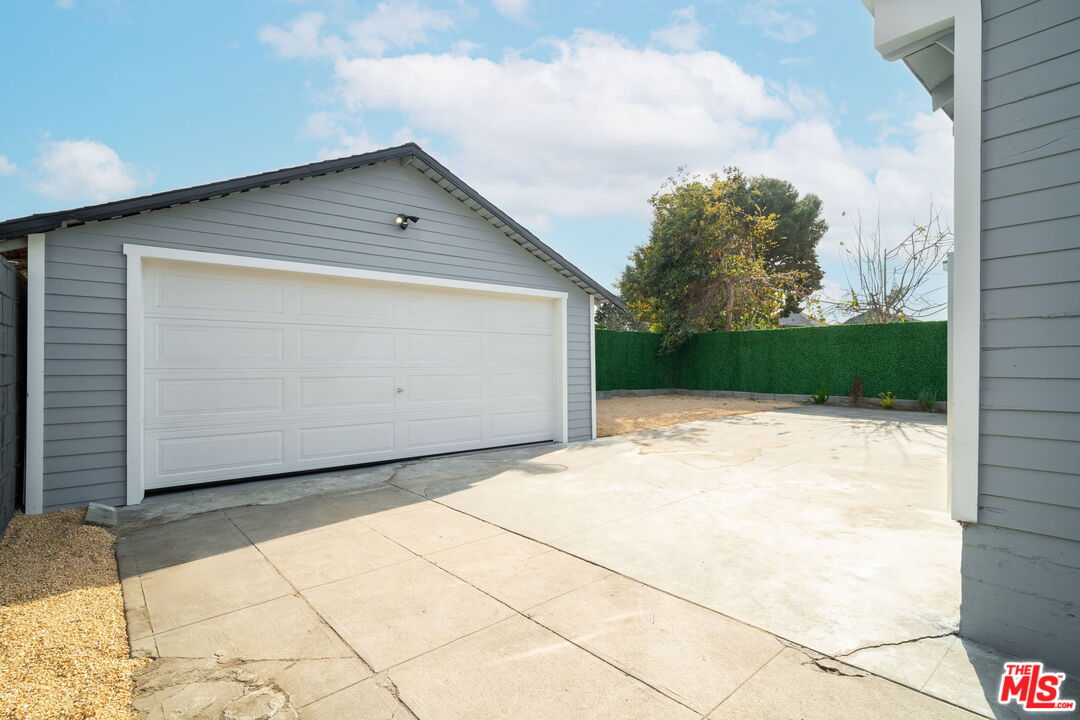 1050 W 48th St