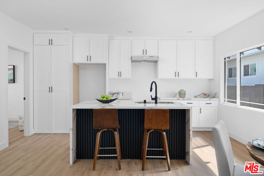 1050 W 48th St