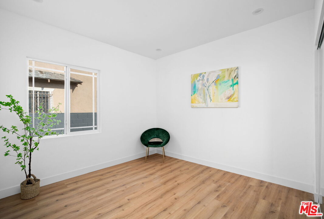 1050 W 48th St