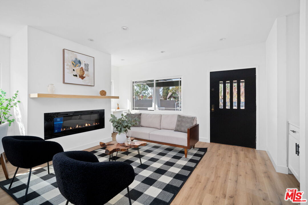 1050 W 48th St